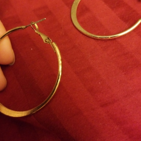 Fashion gold tone hoops spring close - Picture 3 of 6